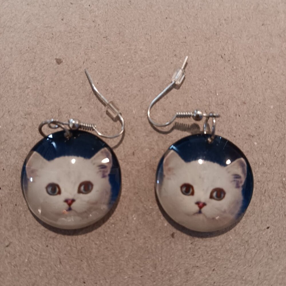 ROUND WHITE CAT FISH HOOK BACK PIERCED EARRINGS